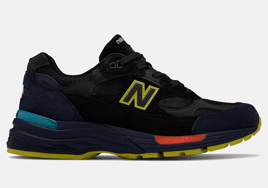 Read more about the article This New Balance 992 Depicts Neon Lights At Night